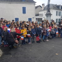 Les enfants réunis pour chanter la Marseillaise